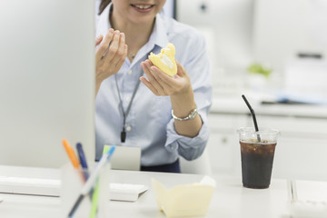 ケーキを食べるビジネスウーマン