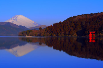 箱根芦ノ湖からの逆さ富士山と平和の鳥居 2018/02/09