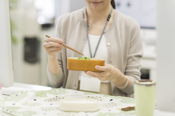 お弁当を食べるビジネスウーマン