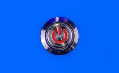  interrupteur bouton poussoir métal sur fond bleu 
