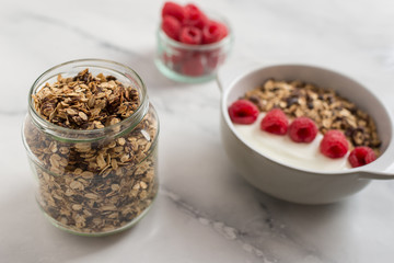 Joghurt mit Müsli und Beeren 