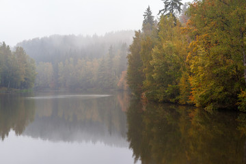 Obraz premium Herbststimmung am Wasser Elbings Talteich im Harz