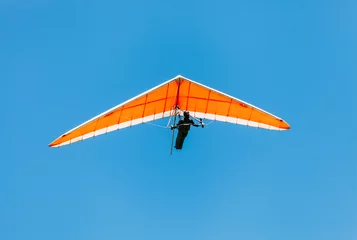 Crédence de cuisine en verre imprimé Sports aériens Planer en deltaplane dans le ciel