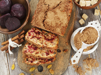 Beetroot pie with raisins