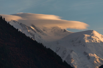 Die wunderbare Bergwelt des Wallis im Herbst 