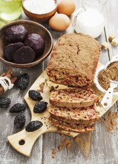 Beetroot pie with prunes and cocoa powder