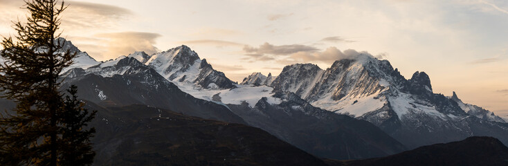 Bergpanorama bei Sonnenaufgang - Herbst im Wallis