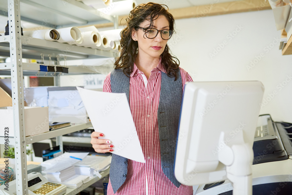 Fototapete portrait of woman using plotter machine operating it via computer while working in modern printing s