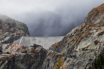 Staumauer eines Pumpspeicherkraftwerks im Wallis