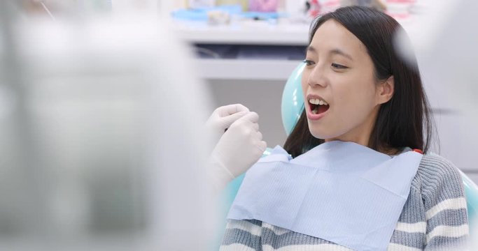 Dentist demonstrate the use of floss in clinic