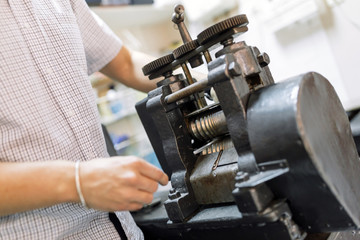 Goldsmith using machine