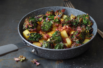 Flower Sprouts (Kohlröschen) - Kartoffelpfanne mit Speck
