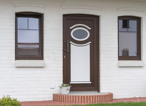 Haustür eines Hauses mit weißer Fassade