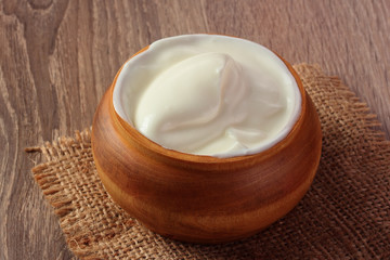 Obraz na płótnie Canvas cream sour in a plate isolated white backround