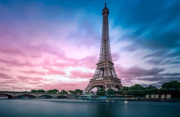 Fotobehang Eiffeltoren Lange belichtingsfotografie van de Eiffeltoren vanaf de rivier de Seine met avondpaarsblauwe lucht