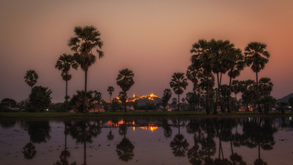 Obraz premium Sugar palm,The evening, at Phra Nakhon Khiri, Phetchaburi Province, Thailand.