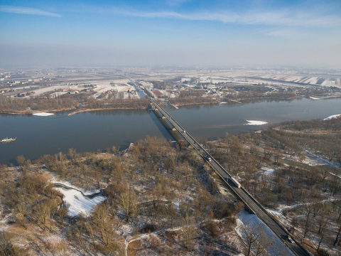 Fototapeta Widok z lotu ptaka na most drogowy przez Wisłę w okolicach Góry Kalwarii