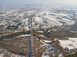 Widok z lotu ptaka na most kolejowy przez Wisłę i Glinki w okolicach Góry Kalwarii - obrazy, fototapety, plakaty