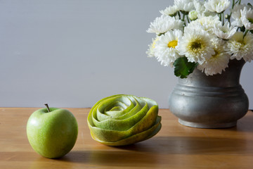 still life with green apple