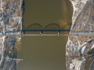 Widok z lotu ptaka na most kolejowy przez Wisłę w okolicach Góry Kalwarii - obrazy, fototapety, plakaty