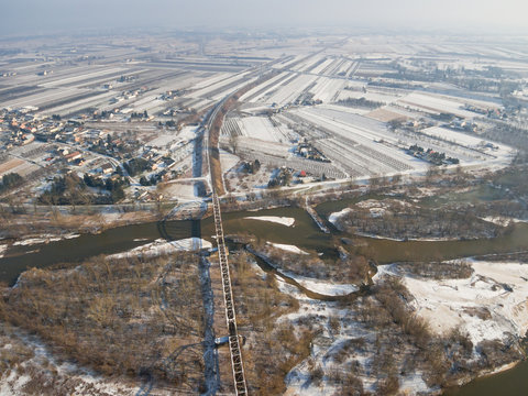 Fototapeta Widok z lotu ptaka na most kolejowy przez Wisłę i Glinki w okolicach Góry Kalwarii