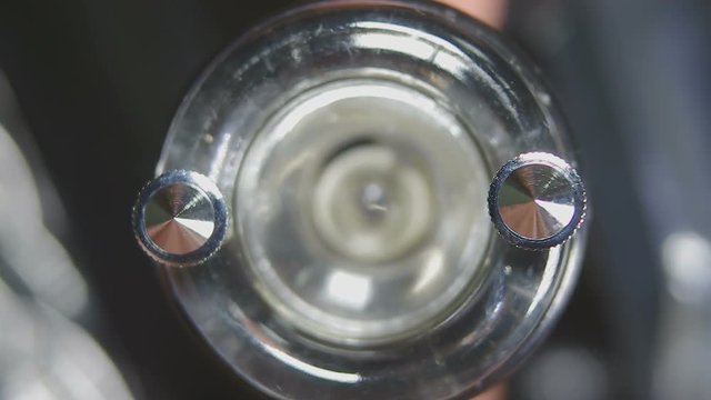 Operation of a shocker, top view (macro)