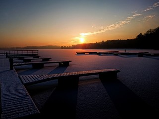 Zima wschód słońca nad jeziorem © P.Ch. Fotografia