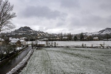 Fototapeta na wymiar séverac d'aveyron sous la neige le chateau