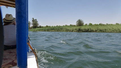 Aegypten - Ufer - Nilufer vom Schiff aus gesehen.