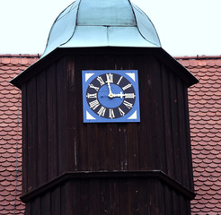 Türmchen des Augustinerklosters mit blauer Uhr