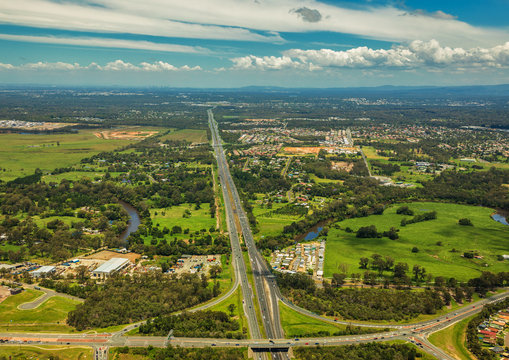 Fototapeta Widok z lotu ptaka na autostradę Caboolture i Bruce do Brisbane z przejściem Bribie Island Road