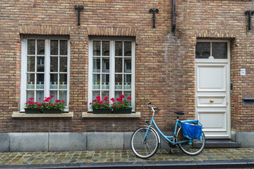 Fototapeta na wymiar Old vintage bicycle with a saddlebag in Bruges, Belgium