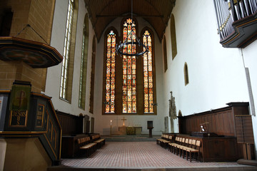 Chor der Augustinerkirche mit wundervollen Glasmosaikfenstern