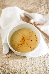 Knoblauchsuppe mit Chilli Fäden