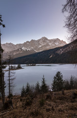 Wanderweg um den Eibsee mit Blick auf die Zugspitze im Winter