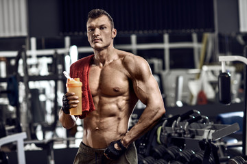 Fototapeta na wymiar bodybuilder in gym