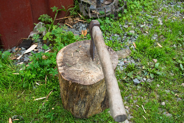 Axe in log.