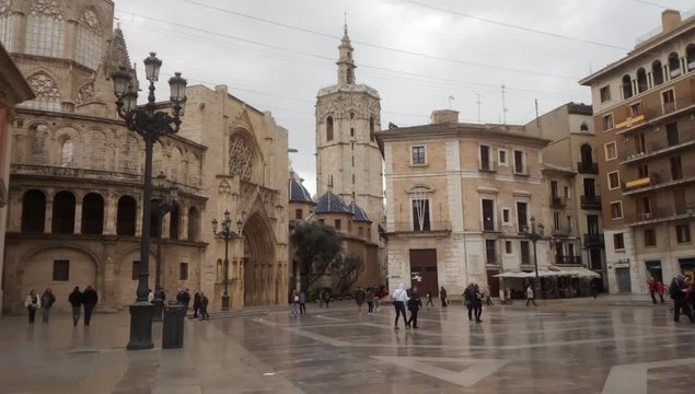 Time Lapse Plaza de la Virgen, Catedral y Torre del Miguelete en Valencia, Espa&ntilde;a
