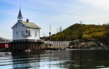 chiesa sui fiordi della norvegia