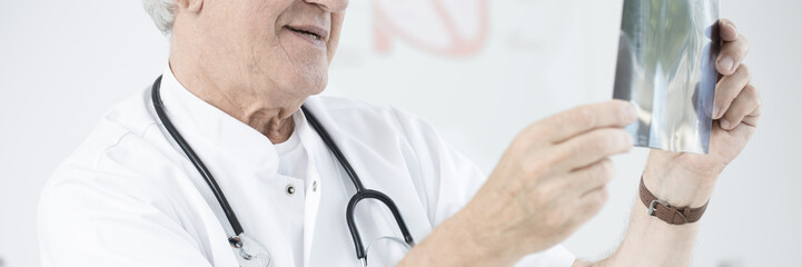 Obraz premium Doctor looking at x-ray scan