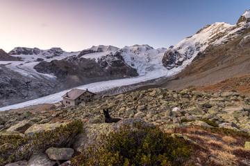 Boval Hütte SAC vor Sonnenaufgang mit Morteratschgletscher und Bernina-Massiv, Pontresina, Schweiz