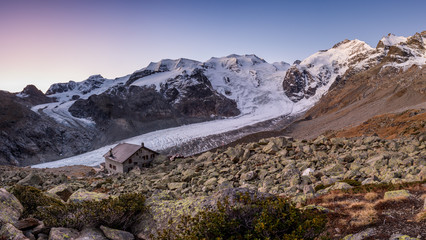 Boval Hütte SAC vor Sonnenaufgang mit Morteratschgletscher und Bernina-Massiv, Pontresina, Schweiz