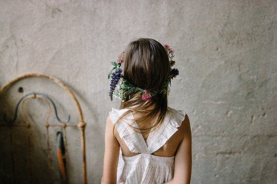 petite fille avec couronne de fleurs