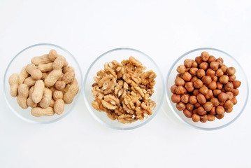geschälte Nüsse, Haselnüsse und Walnüsse