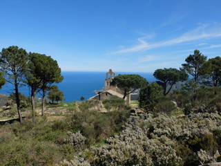 Chapelle en espagne sur fond de mer