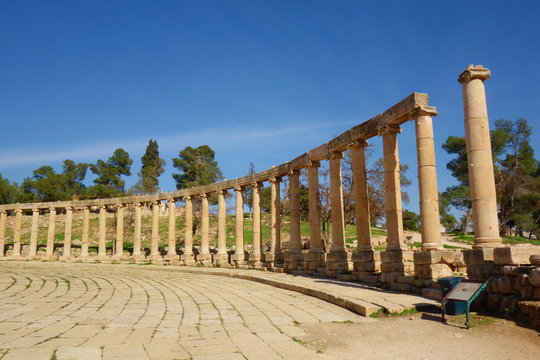 The Oval Forum in Jerash, an unusual wide, asymmetrical plaza at the beginning of the Cardo built in the 1st century AD, Jordan, Middle East