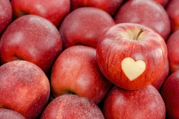 Fototapeta na wymiar Äpfel mit Herz