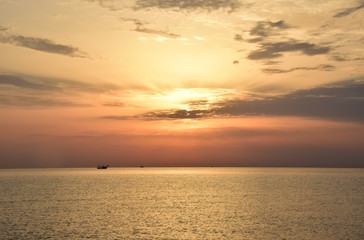 Sonnenaufgang am Meer, Wolkenstimmung, Fischerboot