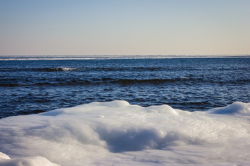 Obraz na płótnie Canvas Ice beach and the sea.