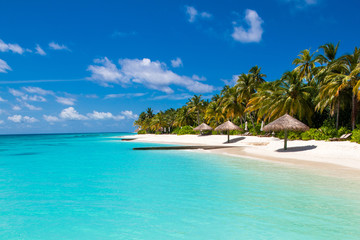 Belle plage de sable avec transats et parasols dans l& 39 océan Indien, île des Maldives